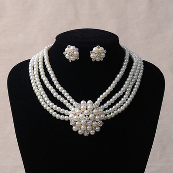 Delicate Gorgeous Crystal Pearl Necklace and Earrings Set